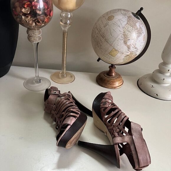 Beautiful Sz 9 High Heel Sandal - Picture 6 of 7